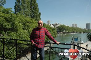 Tu nad kanałem de la vilette niekończące się imprezy, jak sobie miejsca nie zajmiesz do 18 to poszło, wszyscy nogi do kanału a, a co na kocyku to poezja. 